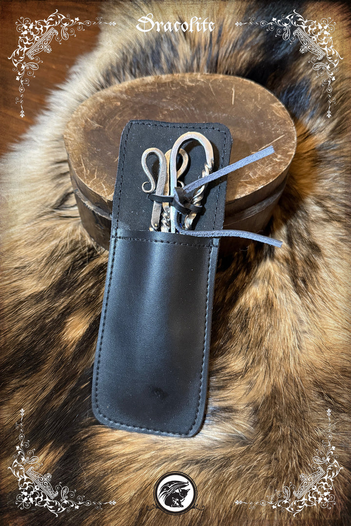 Ensemble d’ustensiles médiévaux forgés – couteau, fourchette, cuillère & étui en cuir